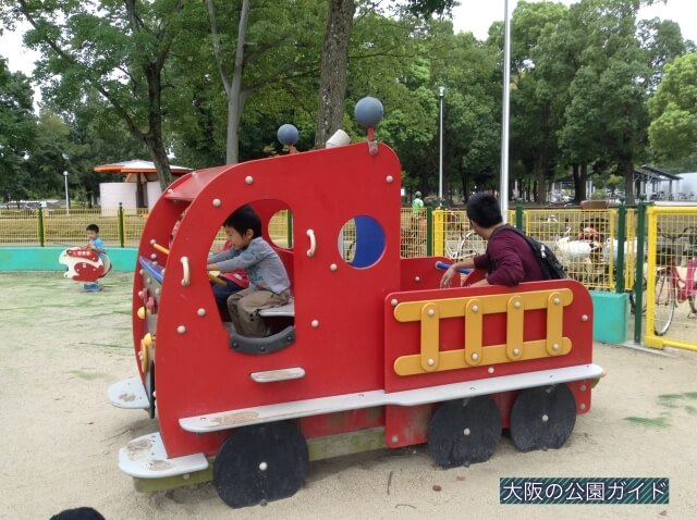 久宝寺緑地の遊具「よちよちランド」消防車のミニ遊具