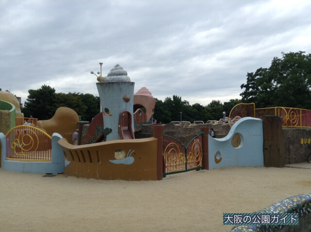 久宝寺緑地の遊具「まいまい広場」