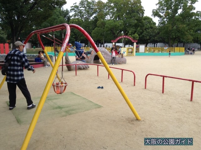 久宝寺緑地の遊具「まいまい広場」幼児向けブランコ