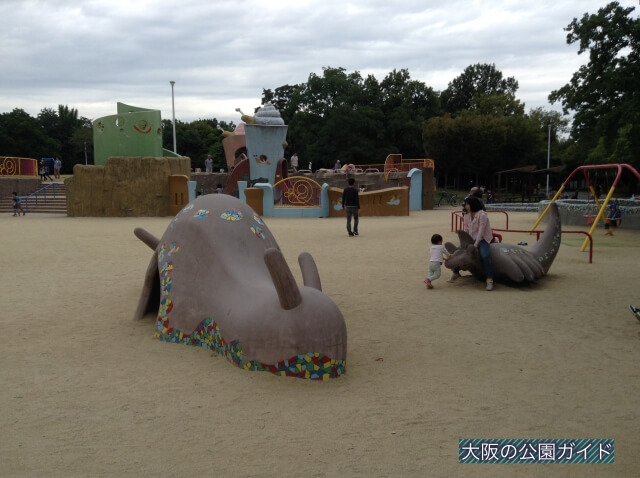 久宝寺緑地の遊具「まいまい広場」謎の生き物の遊具
