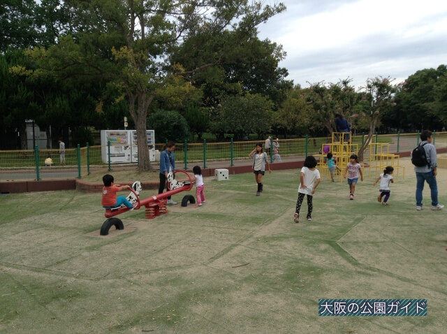 久宝寺緑地「幼児コーナー」遊具・ダルメシアンシーソーとジャングルジム