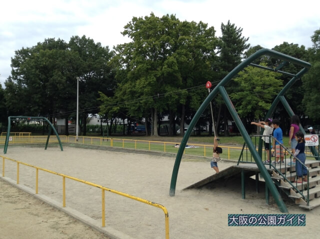 久宝寺緑地「もくもく元気広場」遊具ターザンロープ