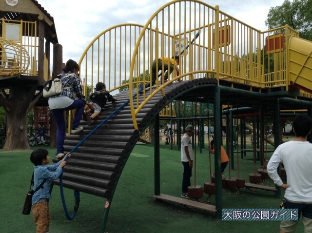 久宝寺緑地「もくもく元気広場」大型複合遊具・縄を持ってよじ登る