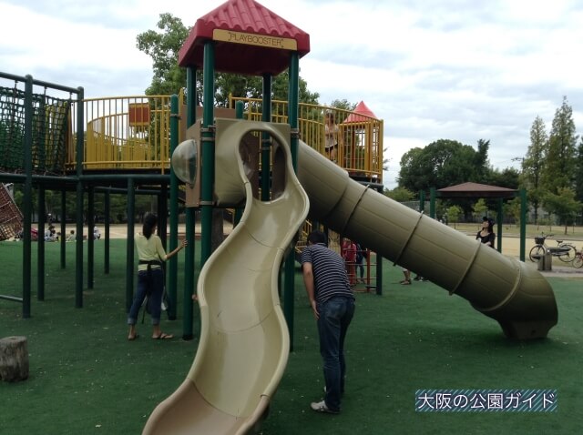 久宝寺緑地「もくもく元気広場」大型複合遊具・チューブ滑り台