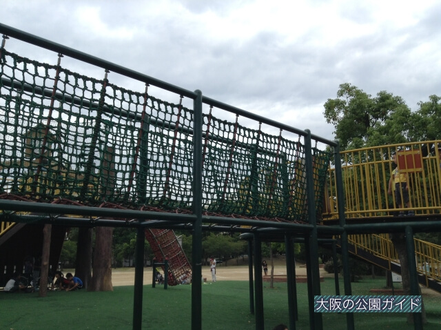 久宝寺緑地「もくもく元気広場」大型複合遊具・2階縄はしご