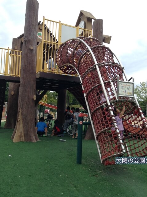 久宝寺緑地「もくもく元気広場」大型複合遊具・ネットで登るはしご
