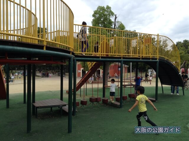 久宝寺緑地「もくもく元気広場」大型複合遊具・1階アスレチック風の遊具