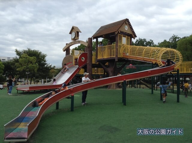 久宝寺緑地「もくもく元気広場」大型複合遊具のローラー滑り台