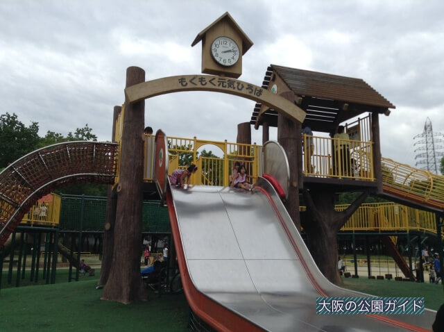 久宝寺緑地「もくもく元気広場」大型複合遊具・横幅のある滑り台