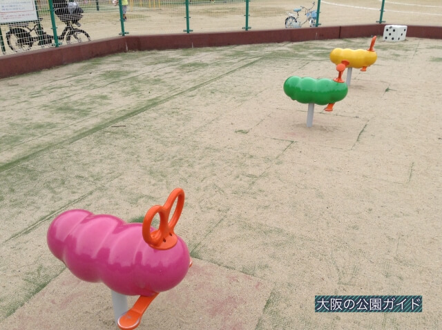 久宝寺緑地「幼児コーナー」乗り物遊具（ミノムシ／エビフライの形）