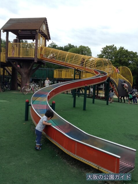 久宝寺緑地「もくもく元気広場」大型複合遊具のローラー滑り台