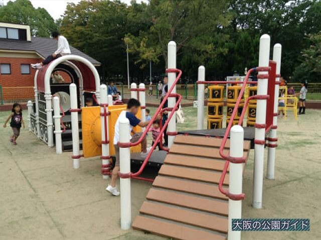 久宝寺緑地「幼児コーナー」汽車の乗り物遊具の後ろ側