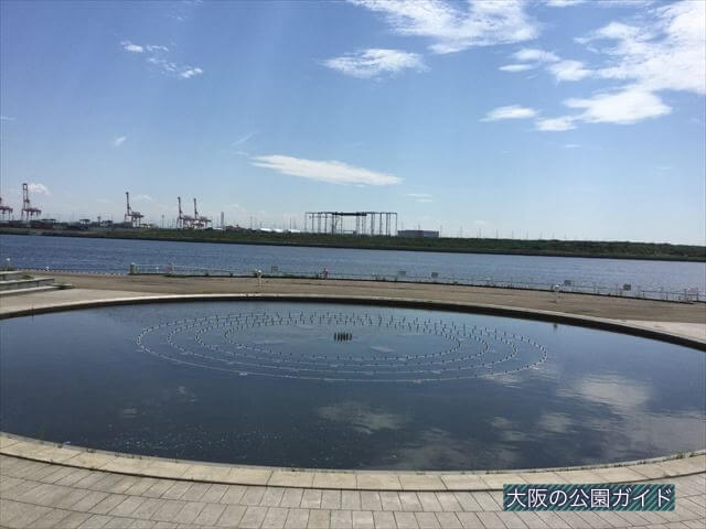 舞洲から見た夢洲の様子