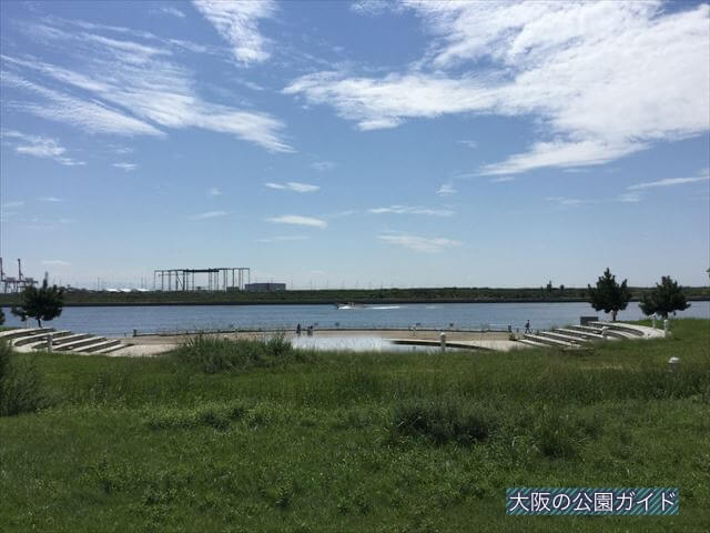 舞洲緑地から見た夢洲の様子