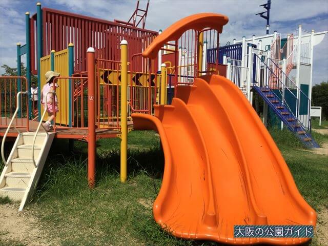 舞洲緑地公園の大型複合遊具・三列並んだ滑り台