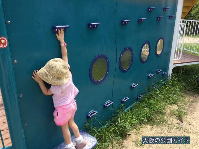 舞洲緑地公園の大型複合遊具・アスレチック風ボルダリング