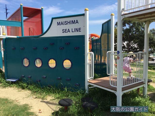 舞洲緑地公園の大型複合遊具・船の形をしている