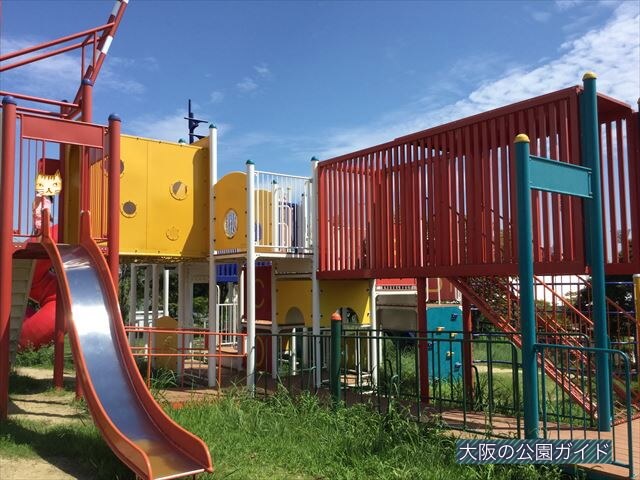 舞洲緑地公園の大型複合遊具・滑り台