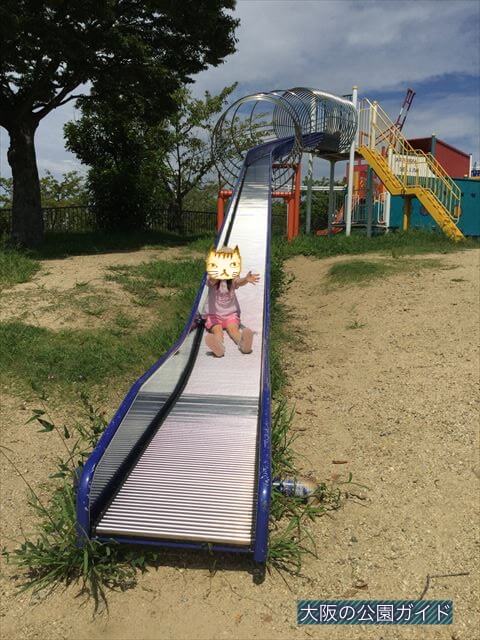 舞洲緑地公園の大型複合遊具・ローラー滑り台をすべる様子