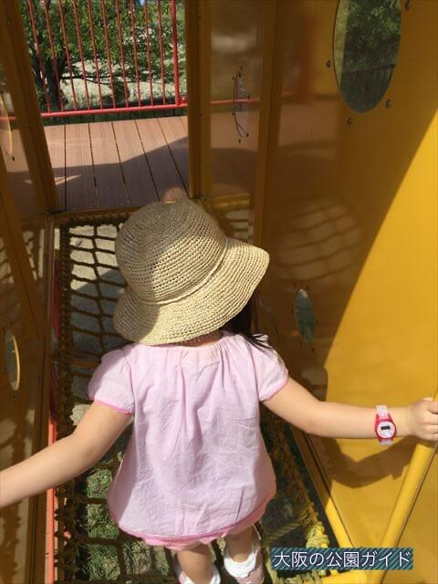 舞洲緑地公園の大型複合遊具の中の様子・ネット