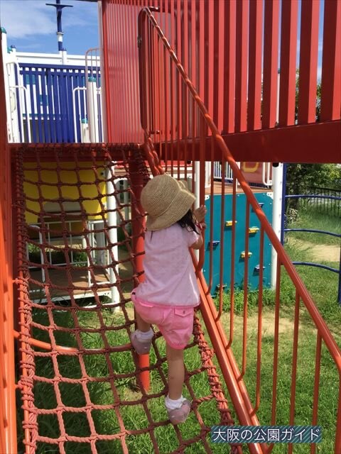 舞洲緑地公園の大型複合遊具・アスレチック風のネット階段