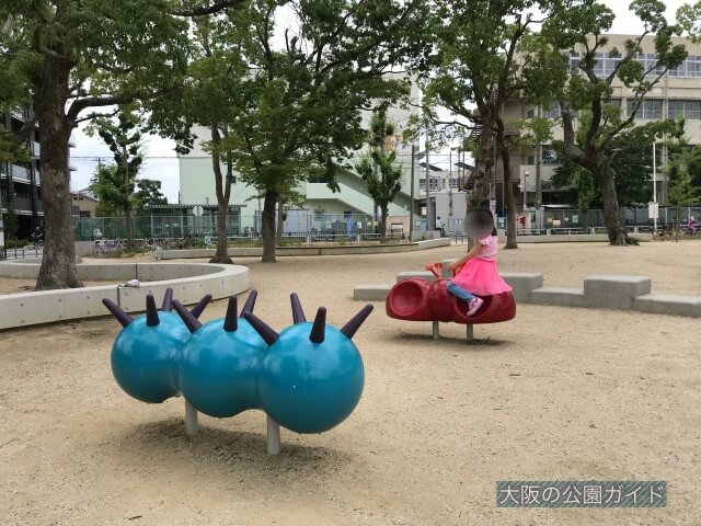 「三国ヶ丘公園」前後に動く乗り物