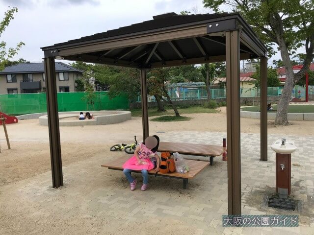 「三国ヶ丘公園」屋根付きのベンチと水道