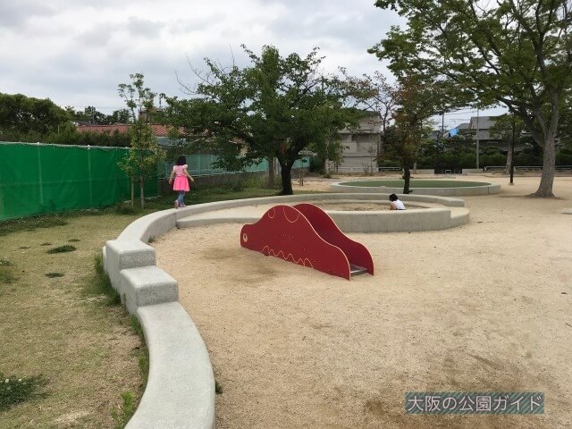 「三国ヶ丘公園」平均台と砂場