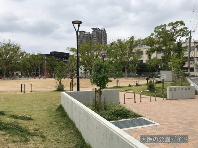 「三国ヶ丘公園」入口