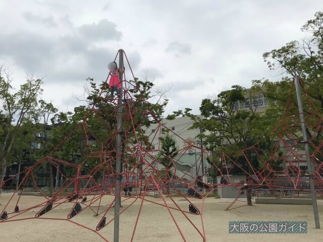 「三国ヶ丘公園」ロープ型ジャングルジム2つ