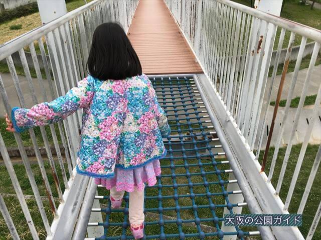 「水無瀬川緑地公園」橋にあるネット