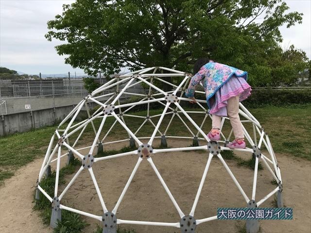 「水無瀬川緑地公園」半円のジャングルジム