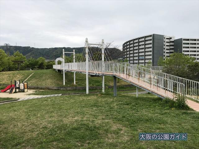 「水無瀬川緑地公園」谷を越える橋(反対側)