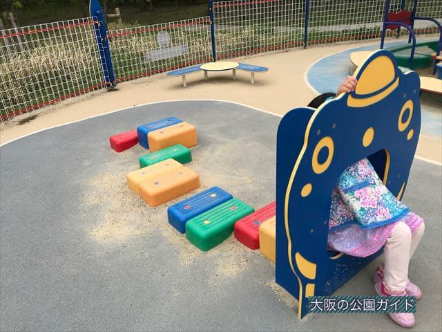 「水無瀬川緑地公園」の乳幼児専用遊び場「よちよちパーク」の遊具