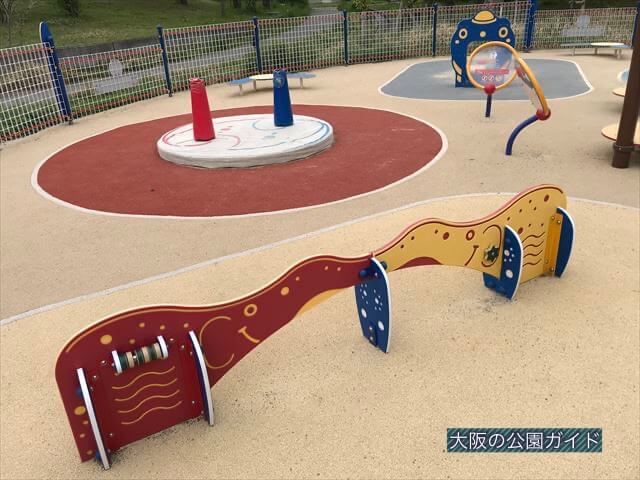 「水無瀬川緑地公園」の乳幼児専用遊び場「よちよちパーク」の遊具