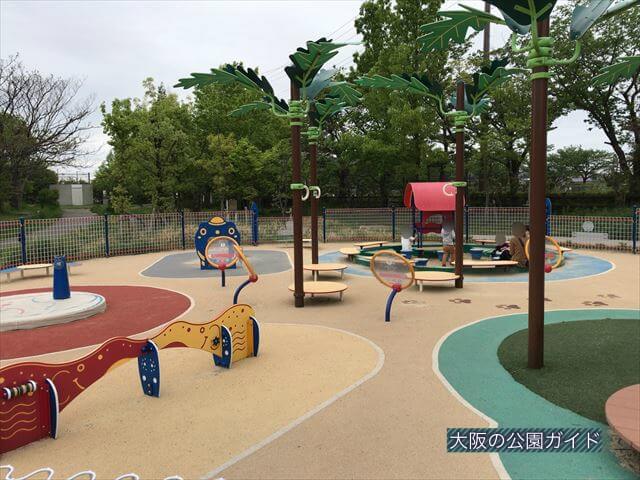 「水無瀬川緑地公園」の乳幼児専用遊び場「よちよちパーク」の遊具。砂場