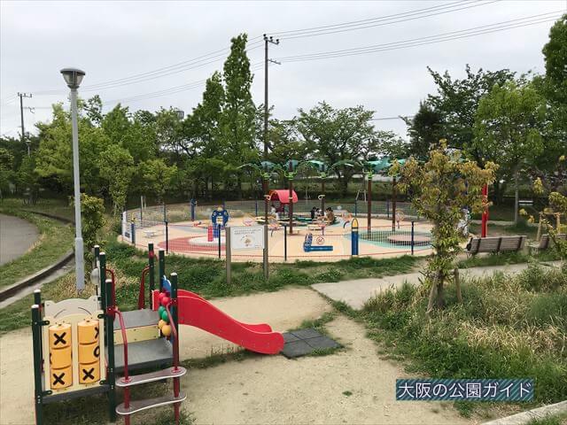 「水無瀬川緑地公園」ミニ複合遊具と「よちよちパーク」
