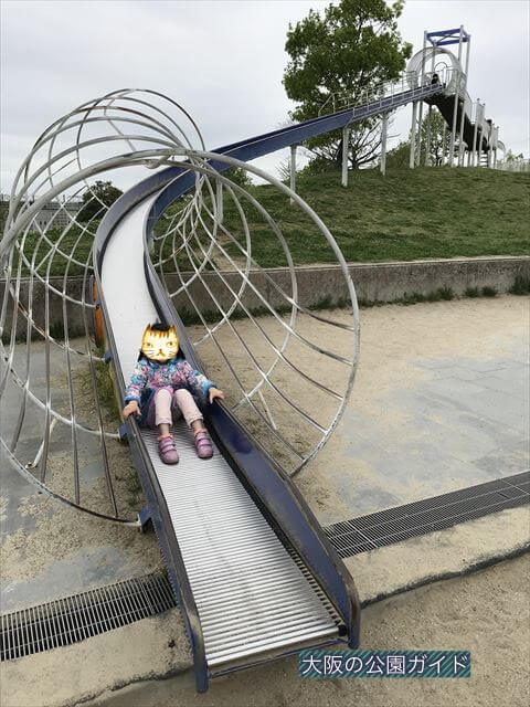 「水無瀬川緑地公園」のローラー滑り台で遊ぶ様子