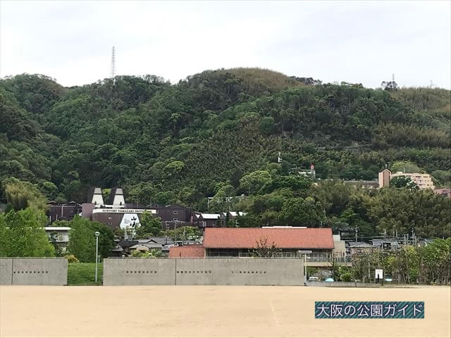 水無瀬川緑地公園のグラインドと「サントリー山崎蒸留所」