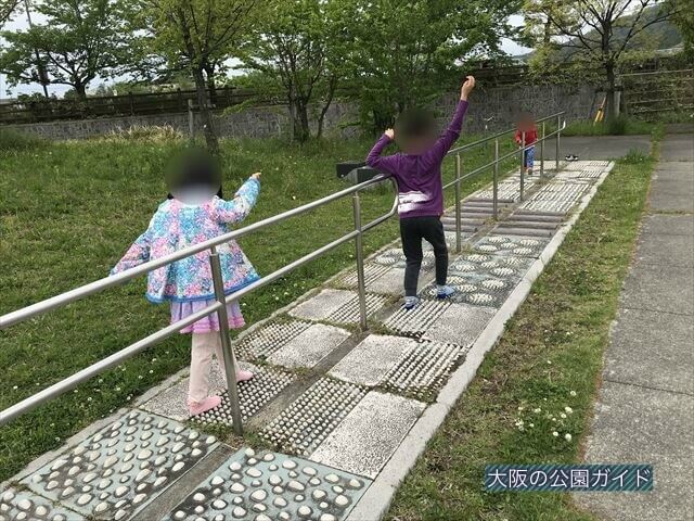 「水無瀬川緑地公園」の健康器具「自然浴さんぽ路」