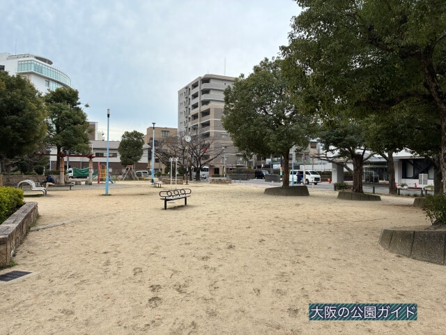 「森之宮公園」広場と遊具