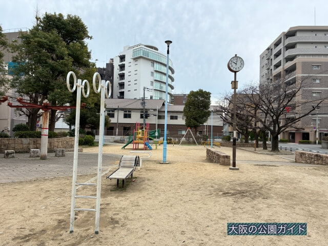 「森之宮公園」広場と遊具