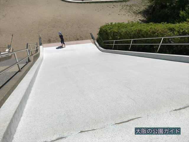 むろいけ園地の遊具「ジャンボ滑り台」上から見た様子