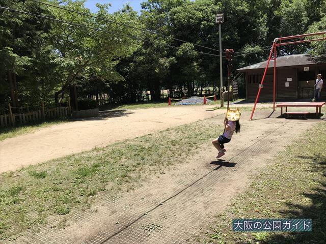 むろいけ園地の遊具「ターザンロープ」