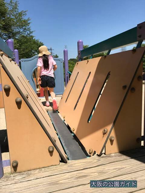 むろいけ園地「複合遊具の平均台」