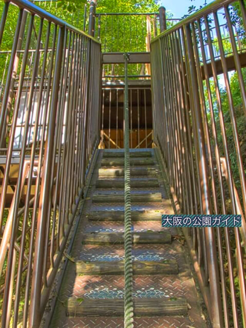 むろいけ園地の遊具「森の宝島」アスレチック