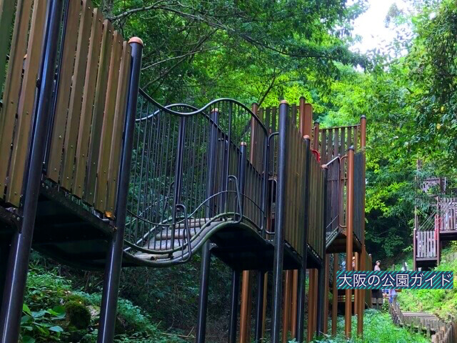 むろいけ園地の遊具「森の宝島」アスレチック