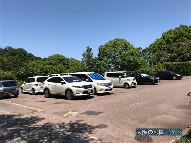 むろいけ園地の遊具「森の宝島」の前にある駐車場