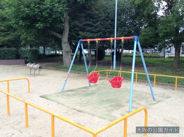 長居公園の遊具「南こども広場」幼児向けブランコ