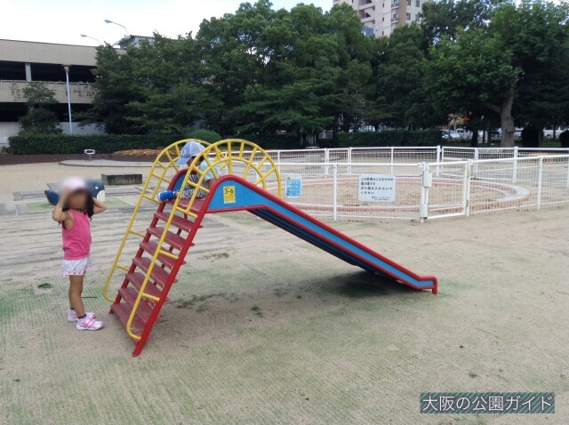 長居公園の遊具「南こども広場」幼児向け滑り台